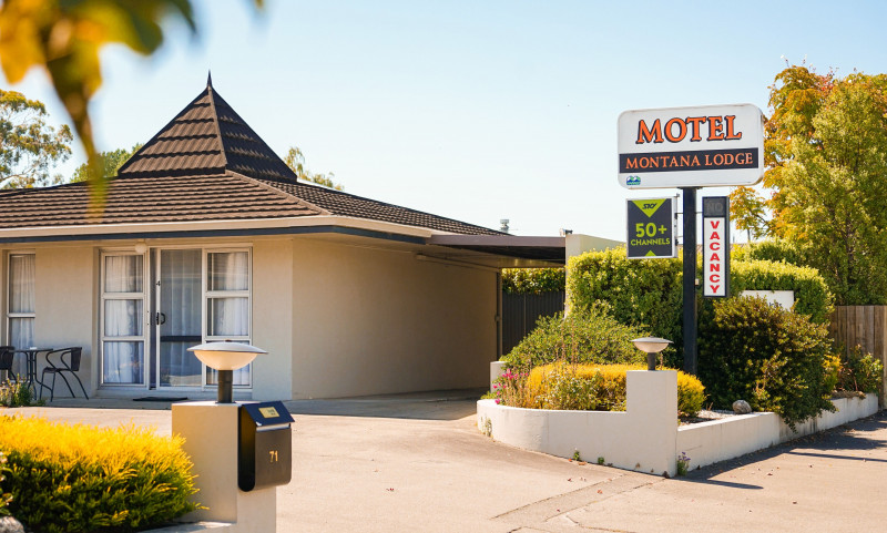 Montana Lodge Motelgate Garden IMG 7616 min v2