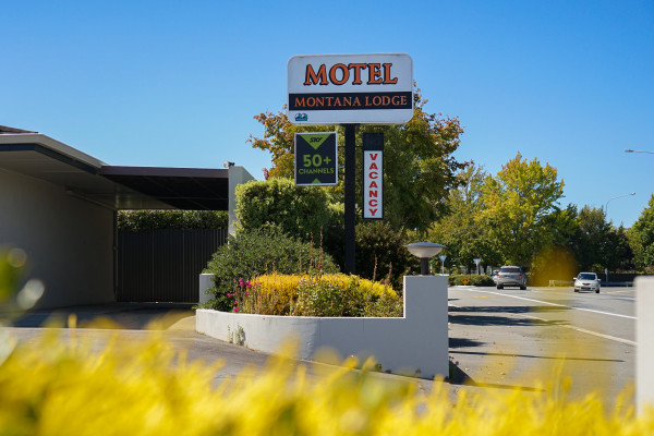 Montana Lodge Motelgate Garden IMG 7613 min